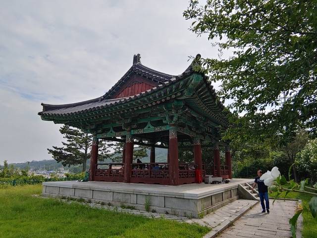 신문왕이 호국룡이 된 아버지의 릉을 바라보는 곳에 지었다는 이견대. 강시일 기자