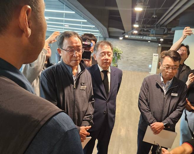 (왼쪽부터) 김현욱 HL만도 부사장, 조성현 부회장, 홍영일 부사장이 유족 및 대책위 관계자들의 항의로 기자회견에 들어가지 못하고 있다.(문현호 기자 m2h@)