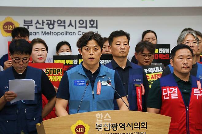부산시설공단 장대덕 노조 위원장이 기자회견에서 기자의 질문에 답하고있다. 사진=이화랑 기자