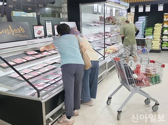 고객들이 하나로마트 서울축협 증미역점에서 육류를 고르고 있다. [사진=신현숙 기자]