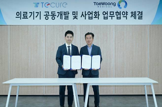 티큐어와 태웅메디칼이 업무협약(MOU)을 체결 중이다. (제공=티큐어)