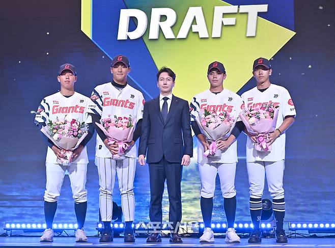 21일 서울 잠실 롯데호텔 월드에서 열린 2027 KBO 신인드래프트에서 롯데에 지명된 선수들이 박준혁 단장과 포즈를 취하고 있다. 최승섭기자 thunder@sportsseoul.com