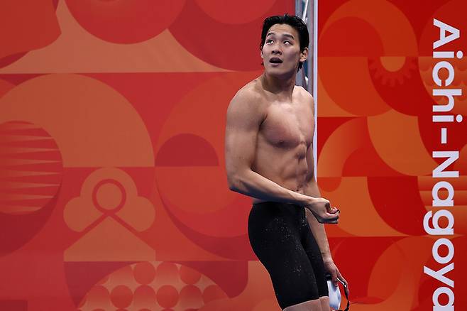 21일 도쿄 아쿠아틱스 센터에서 열린 2026 아이치·나고야 아시안게임 수영 남자 50m 개인 자유형 결승. 1위로 결승선을 통과한 한국 김영범이 경기장을 나서며 관중석을 바라보고 있다. 사진 | 도쿄=연합뉴스