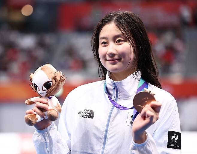 21일 도쿄 아쿠아틱스 센터에서 열린 2026 아이치·나고야 아시안게임 수영 여자 50m 개인 배영 결승에서 동메달을 획득한 한국 김승원이 시상대에 올라 메달을 보이고 있다. 사진 | 도쿄=연합뉴스