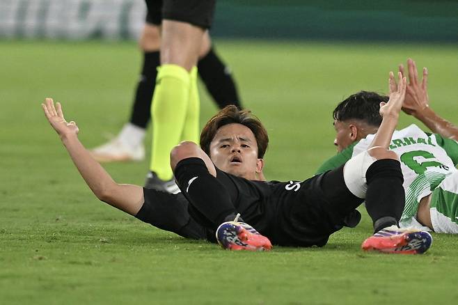 Real Sociedad's Japanese forward #14 Takefusa Kubo gestures after falling during the Spanish league football match between Real Betis and Real Sociedad at the Cartuja stadium in Seville on August 21, 2026. (Photo by JORGE GUERRERO / AFP)<저작권자(c) 연합뉴스, 무단 전재-재배포, AI 학습 및 활용 금지>