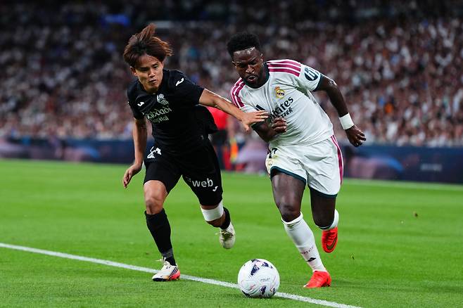 Real Sociedad's Takefusa Kubo guards Real Madrid's Vinicius Junior during the La Liga soccer match between Real Madrid and Real Sociedad in Madrid, Spain, Wednesday, Aug. 26, 2026. (AP Photo/Manu Fernandez)<저작권자(c) 연합뉴스, 무단 전재-재배포, AI 학습 및 활용 금지>