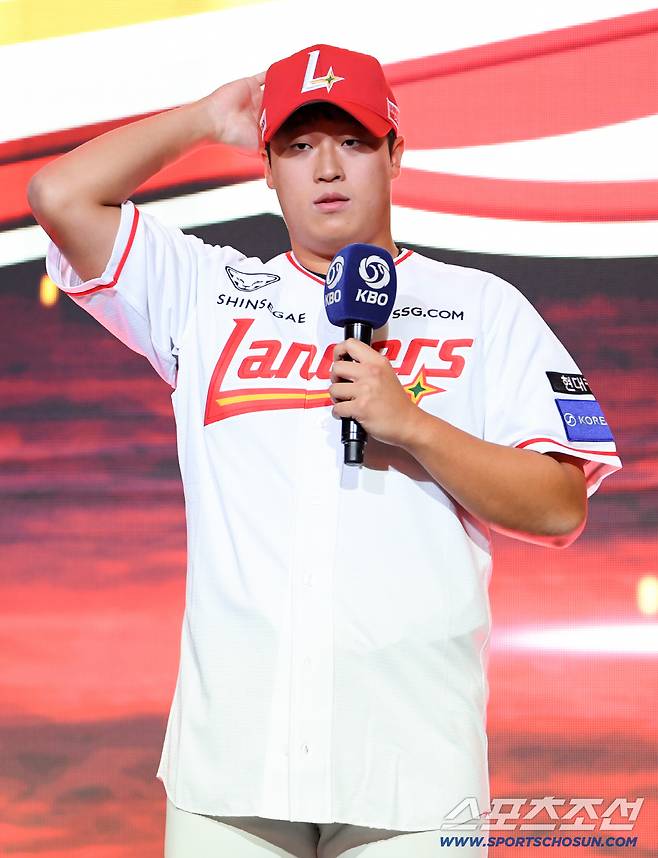 2027 KBO 신인 드래프트가 21일 서울 송파구 롯데호텔 월드 크리스탈볼룸에서 열렸다. SSG에 1라운드 지명된 마산고 이윤성이 소감을 말하고 있다. 잠실=박재만 기자 pjm@sportschosun.com/2026.09.21/