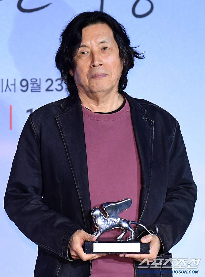21일 서울 용산CGV에서 영화 '가능한 사랑' 언론시사회가 열렸다. 베니스 영화제 은사자상 트로피와 함께 포즈를 취하고 있는 이창동 감독. 용산=송정헌 기자songs@sportschosun.com/2026.09.21/