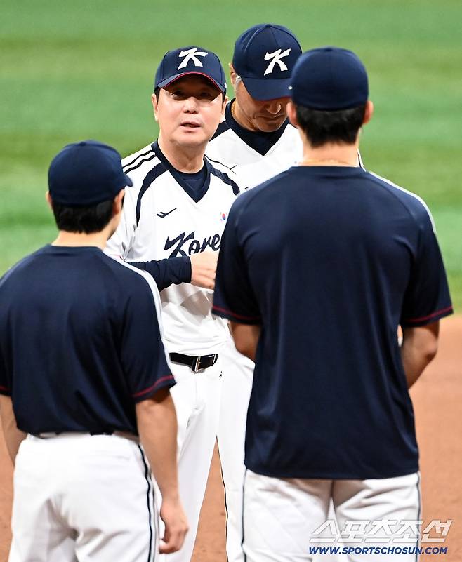 16일 고척스카이돔에서 열린 2026 아이치-나고야 아시안게임 야구대표팀의 공식 훈련. 류지현 감독이 선수단과 미팅을 갖고 있다. 고척=허상욱 기자wook@sportschosun.com/2026.09.16/