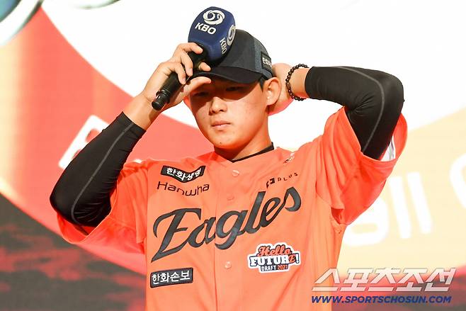 2027 KBO 신인 드래프트가 21일 서울 송파구 롯데호텔 월드 크리스탈볼룸에서 열렸다. 한화에 1라운드 지명된 설악고 민주홍이 소감을 말하고 있다. 잠실=박재만 기자 pjm@sportschosun.com/2026.09.21/