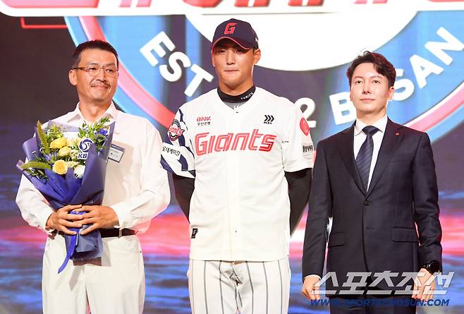2027 KBO 신인 드래프트가 21일 서울 송파구 롯데호텔 월드 크리스탈볼룸에서 열렸다. 롯데에 1라운드 지명된 서울디자인고 박근서가 박준혁 단장과 기념촬영을 하고 있다. 잠실=박재만 기자 pjm@sportschosun.com/2026.09.21/