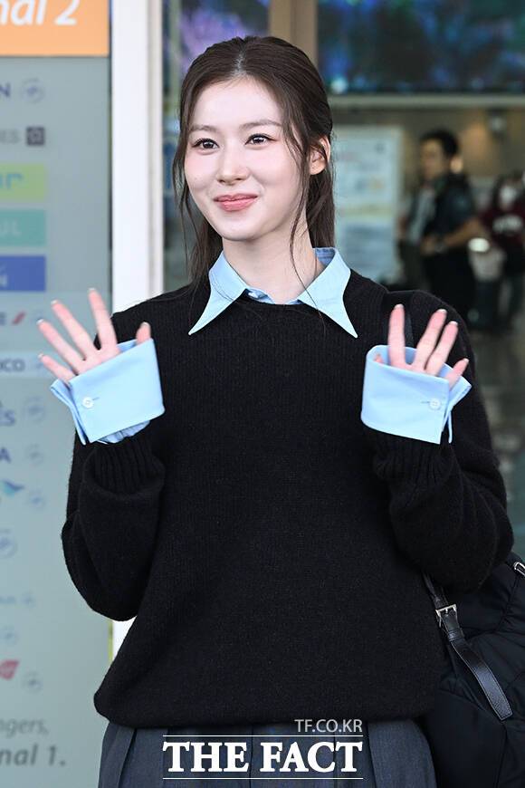 Sana of the group TWICE poses for reporters and fans ahead of her departure to Milan, Italy, after arriving at Incheon International Airport on the morning of the 21st to attend the PRADA 2027 S/S Womens Fashion Show.Photo & Video Planning Department
