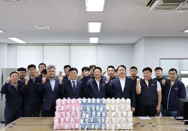 부산항운노조 북항지부와 부산항만공사 송상근 사장. BPA 제공