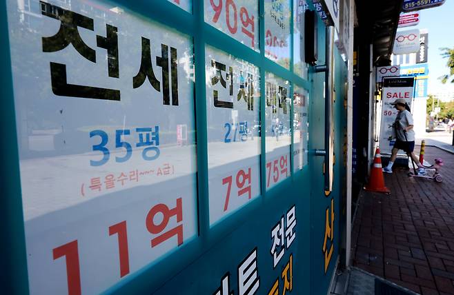 20일 한국부동산원에 따르면 9월 둘째 주 기준 올해 서울 아파트 전셋값 누적 상승률은 7.79%로 집계됐다. 지난해 같은 기간 상승률 1.16%의 약 4.7배에 달하는 수준이다. 올해 상승률은 지난해 연간 상승률 3.77%도 이미 크게 웃돌았으며 전세난이 심했던 2015년 이후 가장 높은 수준을 나타내고 있다. 사진은 이날 서울 시내의 한 부동산 중개업소 모습./뉴스1