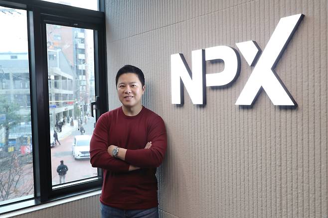2023년 12월 19일 서울 성수동 NPX 본사 사무실에서 포즈를 취하고 있는 사무엘 황 NPX 대표. /전기병 기자