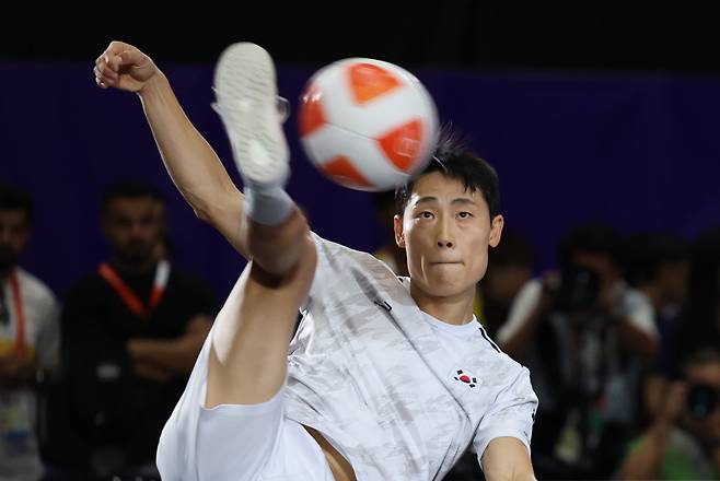 대한민국 이준석이 20일 일본 나고야 히가시 스포츠센터에서 열린 2026 아이치·나고야 아시안게임 테크볼 남자 단식 결승전에서 이라크의 알렐야위와 맞대결을 펼치고 있다. 2026.9.20 뉴스1