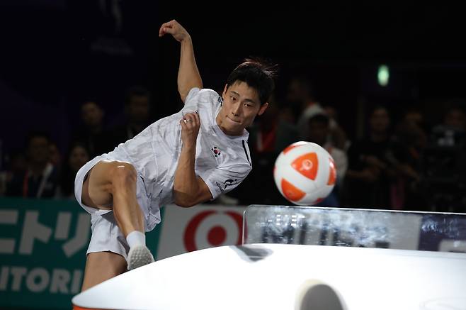 대한민국 이준석이 20일 일본 나고야 히가시 스포츠센터에서 열린 2026 아이치·나고야 아시안게임 테크볼 남자 단식 결승전에서 이라크의 알렐야위와 맞대결을 펼치고 있다. 2026.9.20 뉴스1
