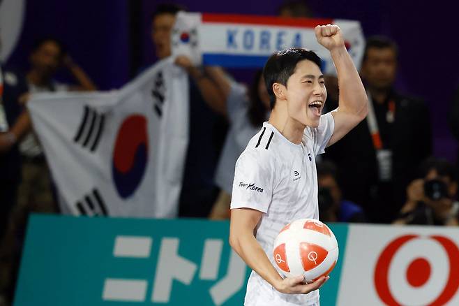 20일 오후(현지 시간) 일본 아이치현 나고야시 히가시 스포츠센터에서 열린 2026 아이치·나고야 아시안게임 테크볼 남자 단식 결승에서 한국 이준석이 이라크의 알리 잘릴 메즈헤르 알레야위를 상대로 득점에 성공한 뒤 환호하고 있다. 뉴시스