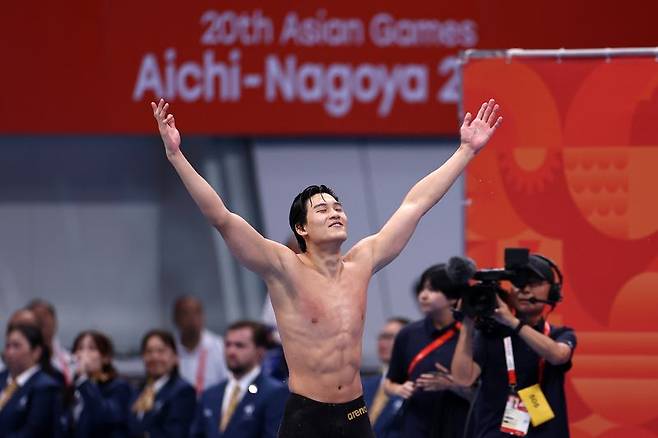 21일 도쿄 아쿠아틱스 센터에서 열린 2026 아이치·나고야 아시안게임 수영 남자 50m 개인 자유형 결승에서 1위로 결승선을 통과한 김영범이 기뻐하고 있다. 사진=뉴시스