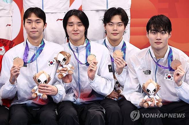 21일 도쿄 아쿠아틱스 센터에서 열린 2026 아이치·나고야 아시안게임 수영 남자 800m 자유형 계영 결승에서 동메달을 획득한 김준우(왼쪽부터), 김우민, 이호준, 황선우가 메달을 들고 기념촬영을 하고 있다. 사진=연합뉴스