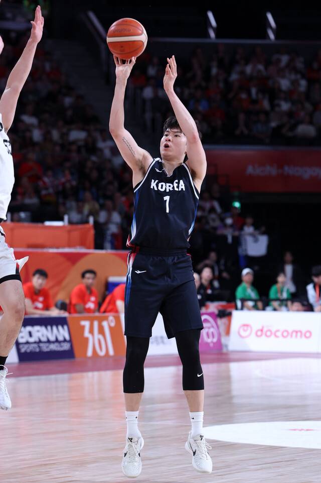 이현중이 20일 일본 나고야의 아이치 인터내셔널 경기장에서 열린 2026 아이치·나고야 아시안게임 남자 농구 결승전 일본과의 경기에서 슛하고 있다. 나고야/최현수 기자 emd@hani.co.kr