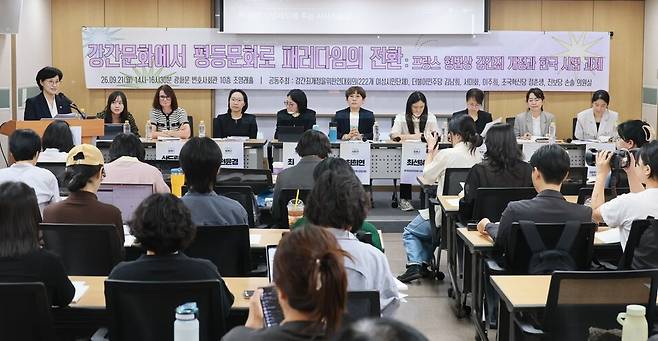 21일 오후 서울 광화문 변호사회관에서 열린 ‘강간문화에서 평등문화로 패러다임의 전환-프랑스 형법상 강간죄 개정과 한국 사법의 과제’ 토론회에서 원민경 성평등가족부 장관이 인사말을 하고 있다. 성평등가족부 제공