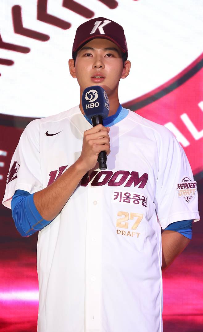 <yonhap photo-4789=""> ‘전체 1순위’ 지명된 하현승 (서울=연합뉴스) 신준희 기자 = 21일 서울 롯데호텔 월드에서 열린 2027 KBO 신인 드래프트. 전체 1순위로 키움 히어로즈의 지명을 받은 부산고 하현승이 소감을 말하고 있다. 2026.9.21hama@yna.co.kr/2026-09-21 14:37:55/<저작권자 ⓒ 1980~2026 ㈜연합뉴스. 무단 전재 재배포 금지, AI 학습 및 활용 금지></yonhap>