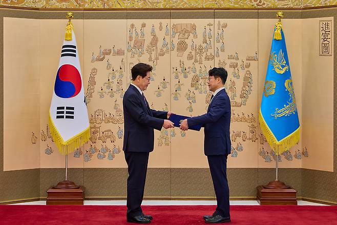 김성수 신임 대법관에게 임명장 수여하는 이재명 대통령