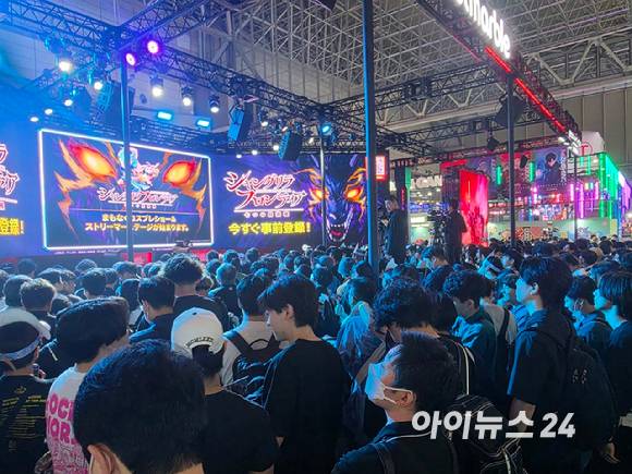 관람객들이 지난 19일 도쿄게임쇼 2026에서 넷마블 '샹그릴라 프론티어: 일곱 최강종'의 코스프레쇼를 보기 위해 대기하고 있다. [사진=곽민구 기자]