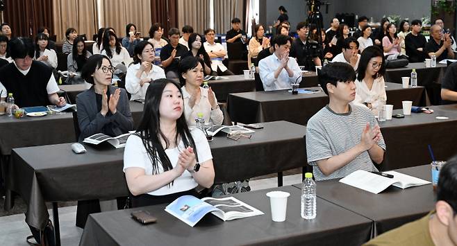 ▲ 18일 춘천 스카이컨벤션에서 열린 ‘2026 강원특별시대 글로벌 포럼’ 2일차 프로그램에서 참석자들이 발제와 토론을 경청하고 있다.  김정호 기자