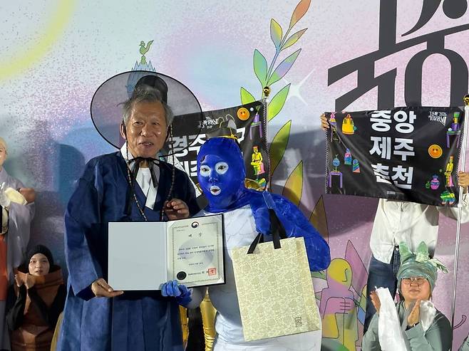 The Grand Prize winner of the National Museum of Korea's "Dress Like a Museum Exhibit" competition, Jeon Eun-seul, right, poses for a photo with museum director You Hong-june after winning the award in the final round of the competition at the museum in Yongsan District, central Seoul, on Sept. 19. YONHAP