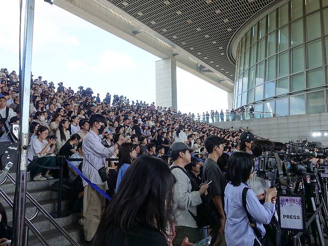 Crowds watch the final round of the National Museum of Korea's "Dress Like a Museum Exhibit" competition at the museum in Yongsan District, central Seoul, on Sept. 19. LIM JEONG-WON