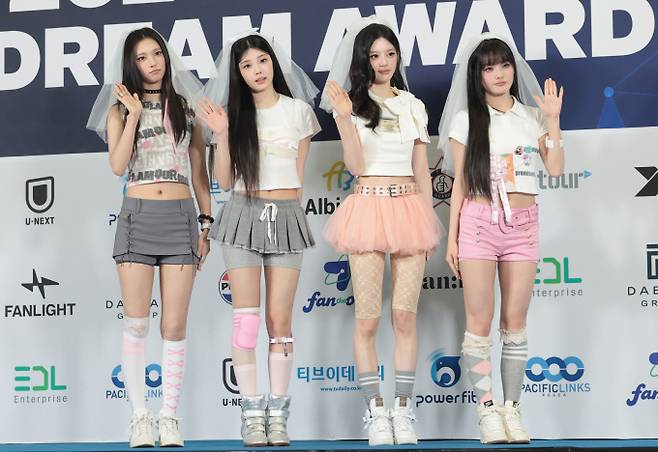 그룹 아일릿 윤아(왼쪽부터)와 원희, 민주, 이로하가 지난달 27일 오후 경기도 고양시 일산서구 킨텍스에서 열린 ‘2026 케이 월드 드림 어워즈(2026 KWDA)’ 시상식에서 포즈를 취하고 있다. /사진=뉴스1