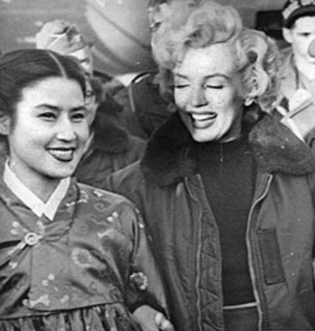 최은희 배우가 1954년 주한 미군 위문공연을 온 배우 매릴린 먼로와 함께한 장면.
