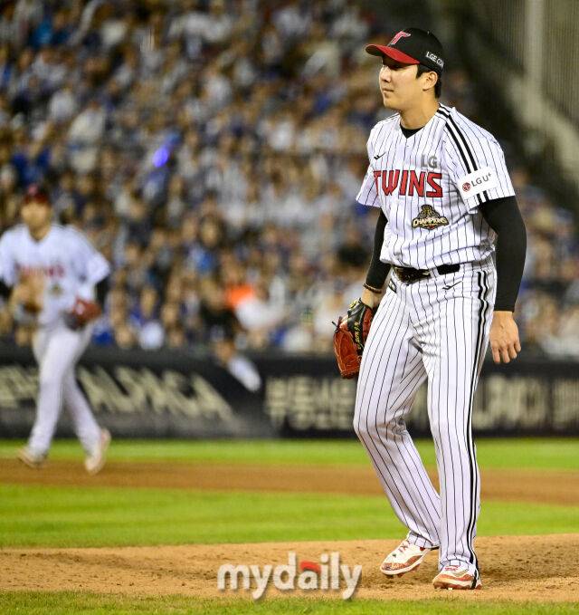 2026년 9월 5일 오후 서울 잠실구장에서 열린 '2026 신한 SOL KBO리그' 삼성 라이온즈와 LG 트윈스의 경기. LG 손주영이 9회초 1사 1.2루서 구원등판해 연속 삼진을 잡은 뒤 더그아웃으로 들어가고 있다./마이데일리