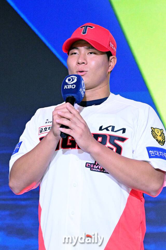 겅남고 이호민 21일 오후 서울 잠실동 롯데호텔 월드 크리스탈볼룸에서 진행된 ‘2027 KBO 신인드래프트’ 1라운드에서 기아 유니폼을 입고 포부를 밝히고 있다./잠실=곽경훈 기자 kphoto@mydaily.co.kr