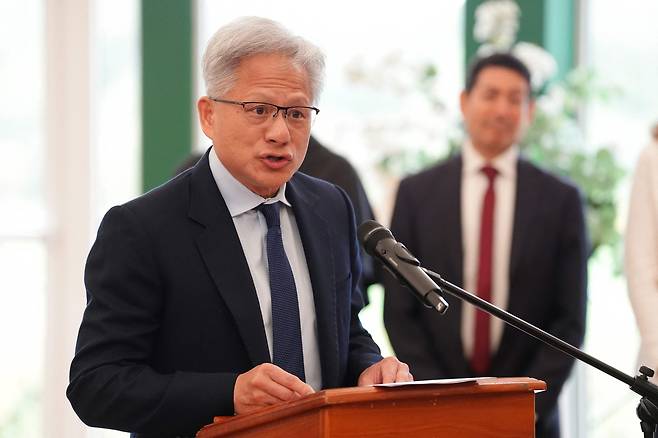 젠슨 황 엔비디아 최고경영자(CEO)는 인공지능(AI)이 인류의 멸망을 불러올 수도 있다는 주장에 대해 “확률은 0%”라며 그 가능성을 일축했다.[AFP]