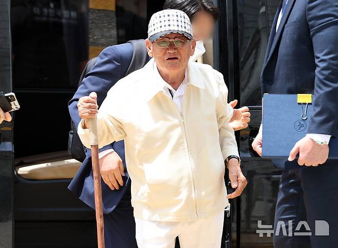 [서울=뉴시스] 이영환 기자 = 신도들을 국민의힘에 집단 입당시킨 혐의로 구속 기소된 이만희(95) 신천지예수교증거장막성전(신천지) 총회장이 첫 재판에서 모든 혐의를 부인했다. 사진은 이 총회장이 지난 6월 24일 오후 서울 서초구 서울중앙지방법원에서 열린 구속 전 피의자 심문(영장실질심사)에 출석하는 모습. 2026.09.21. 20hwan@newsis.com