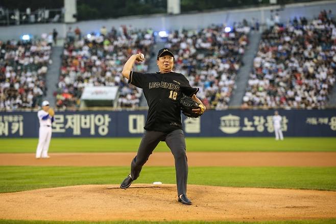지난 2022년 올스타전을 앞두고 프로야구 레전드 40인에 뽑힌 선동열이 본행사에서 시구를 하고 있다.             KIA 타이거즈 제공