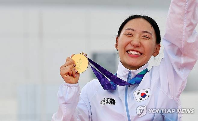 성승민, 금빛 미소 (안조[일본]=연합뉴스) 이동해 기자 = 20일 일본 아이치현 안조 스포츠파크에서 열린 2026 아이치·나고야 아시안게임 근대5종 여자 개인 결승에서 금메달을 차지한 대한민국 성승민이 금메달을 들고 활짝 웃고 있다. 2026.9.20 eastsea@yna.co.kr