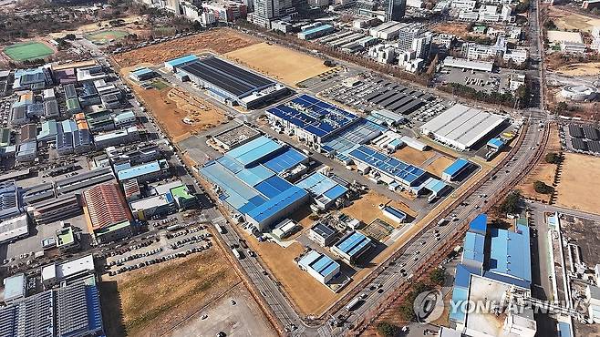 삼성전자, 플랙트그룹 HVAC 생산라인 착공 (서울=연합뉴스) 삼성전자가 21일 전남광주통합특별시에 위치한 광주사업장에서 플랙트그룹 냉난방공조 생산라인 착공식을 진행했다고 밝혔다.
    사진은 삼성전자 광주사업장 제3 캠퍼스 전경. 2026.9.21 [삼성전자 제공. 재판매 및 DB 금지] photo@yna.co.kr
