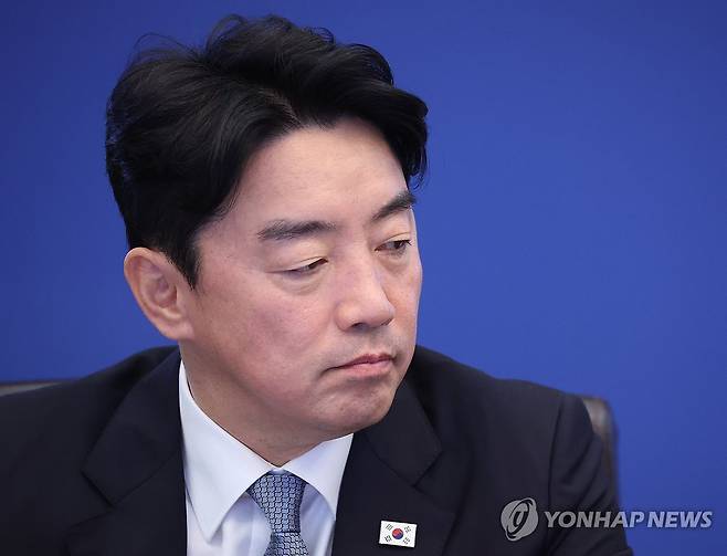 이재명 대통령 발언 듣는 강훈식 비서실장 (서울=연합뉴스) 김도훈 기자 = 강훈식 비서실장이 21일 청와대에서 열린 수석보좌관회의에서 이재명 대통령 발언을 듣고 있다.
    강 비서실장은 이날 오전 이재명 대통령에게 사의를 표명했다. 2026.9.21 [청와대통신사진기자단] superdoo82@yna.co.kr
