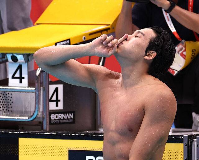 ◇ 21일 도쿄 아쿠아틱스 센터에서 열린 2026 아이치·나고야 아시안게임 수영 남자 50m 개인 자유형 결승. 1위로 결승선을 통과한 한국 김영범이 기뻐하고 있다. 사진=연합뉴스