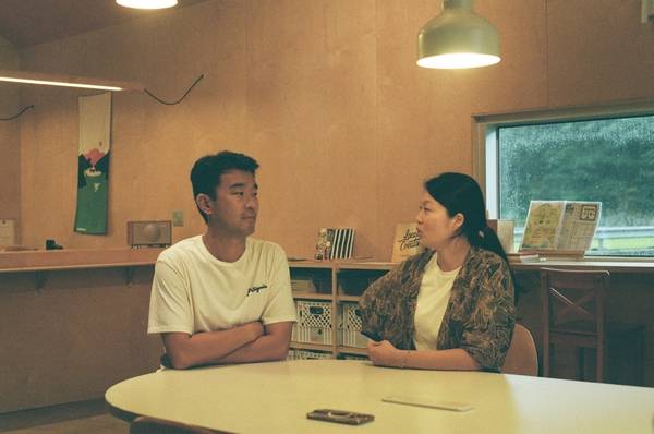 유지황(왼쪽) 씨와 오린지 씨가 이야기를 나누고 있다. /박수진