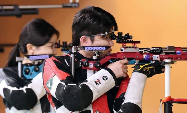 22일 일본 아이치현 종합 사격장에서 열린 2026 아이치·나고야 아시안게임 사격 10m 공기소총 혼성 단체전 예선에 출전한 한국 박하준(오른쪽)과 반효진이 과녁을 조준하고 있다.&nbsp; 연합뉴스