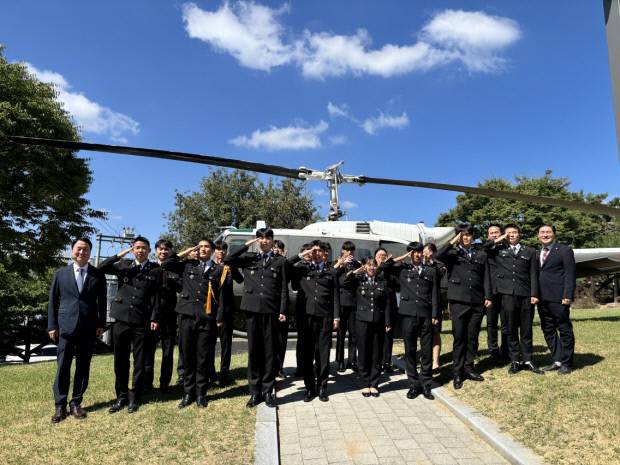 2026년도 육군3사관학교 선발 시험에서 최종 합격한 대구과학대학교 국방기술행정과 학생 8명이 거수 경례를 하며 기념 촬영을 하고 있다. 대구과학대 제공