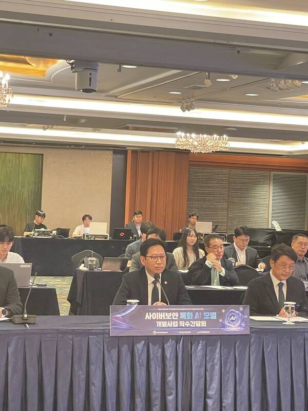 배경훈 부총리가 22일 더 그랜드 롯데 서울에서 열린 '사이버보안 특화 AI 모델 개발' 사업 착수 간담회에서 모두발언을 하고 있다. [사진=이경은 기자]