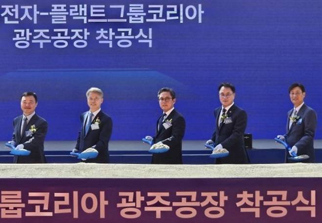 지난 21일 오전 광주 북구 삼성전자 3캠퍼스에서 열린 ‘플랙트그룹 냉난방공조(HVAC) 생산라인 착공식’에 참석한 안도걸 의원과 민형배 광주특별시장, 노태문 삼성전자 DX부문 대표이사 사장, 플랙트그룹 토비아스 케텔레 최고재무책임자 등 내빈들이 시삽을 하고 있다. /제공=안도걸 의원실