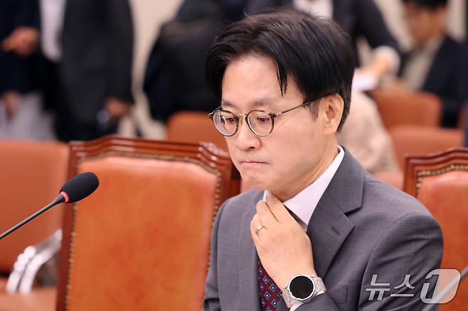 김정관 산업통상부 장관이 22일 오전 서울 여의도 국회에서 열린 산업자통상자원중소벤처기업위원회 전체회의에서 '대한민국과 미합중국 간 전략적투자의 운영 및 관리를 위한 특별법'에 따른 대미투자 사전보고를 하기 전 자료를 살펴보고 있다. ⓒ 뉴스1 황기선 기자