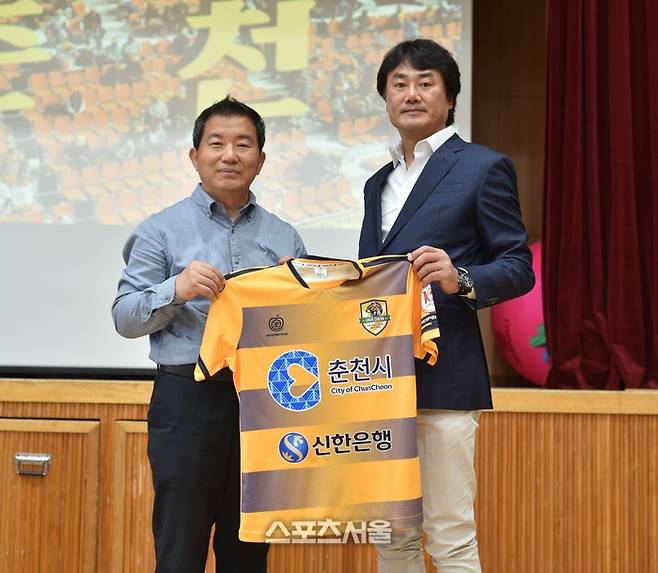 김정배 삼육초등학교장(왼쪽)과 임관휘 춘천시민축구단 이사장이 기념촬영을 하고 있다.  사진|춘천시민축구단